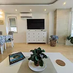 Seaside Bliss In Apartman *