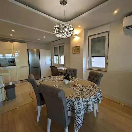 Seaside Bliss In Apartment Split