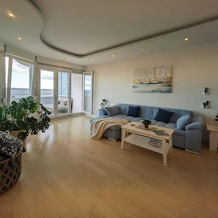 Seaside Bliss In Apartment Split