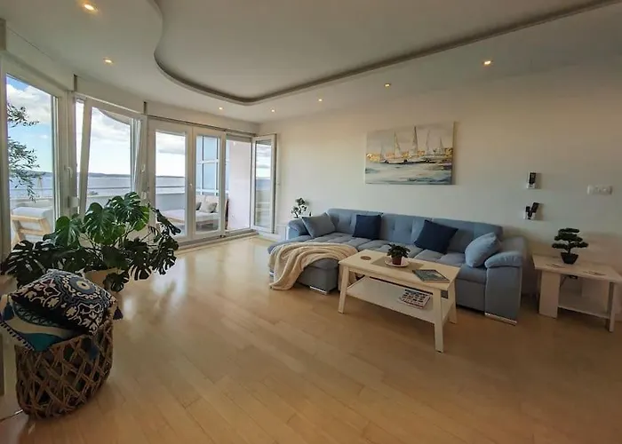 Seaside Bliss In Apartment Split